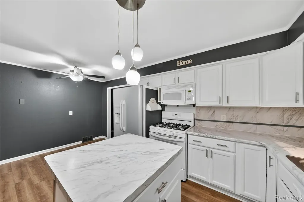 29146 Palomino Drive Warren City MI 48093