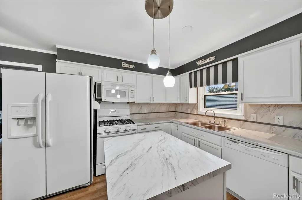29146 Palomino Drive Warren City MI 48093