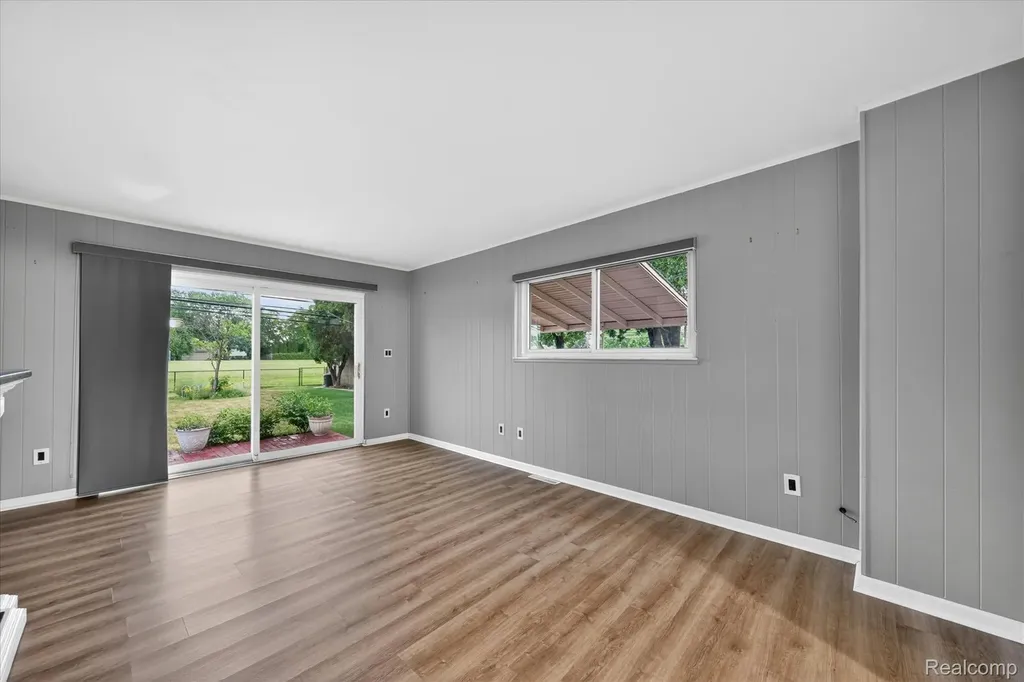29146 Palomino Drive Warren City MI 48093