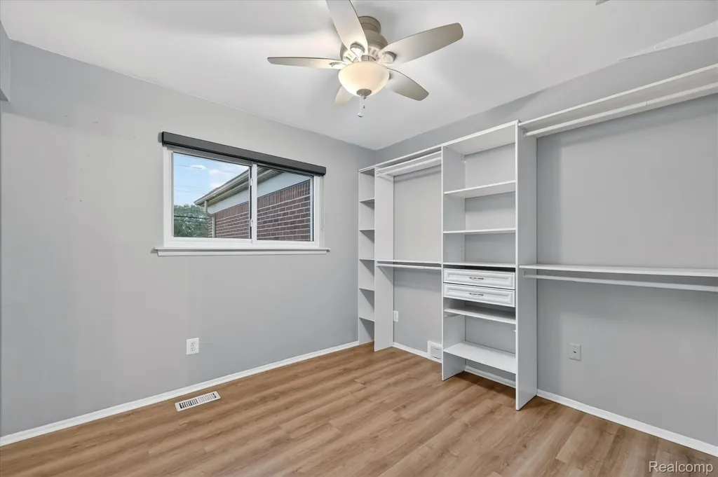 29146 Palomino Drive Warren City MI 48093