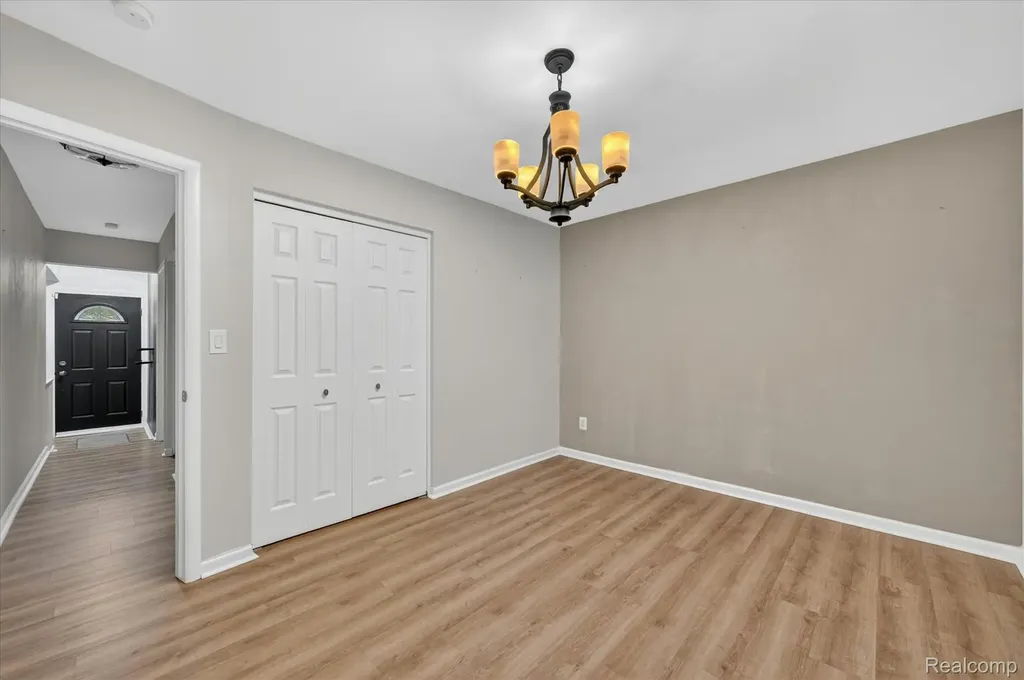 29146 Palomino Drive Warren City MI 48093