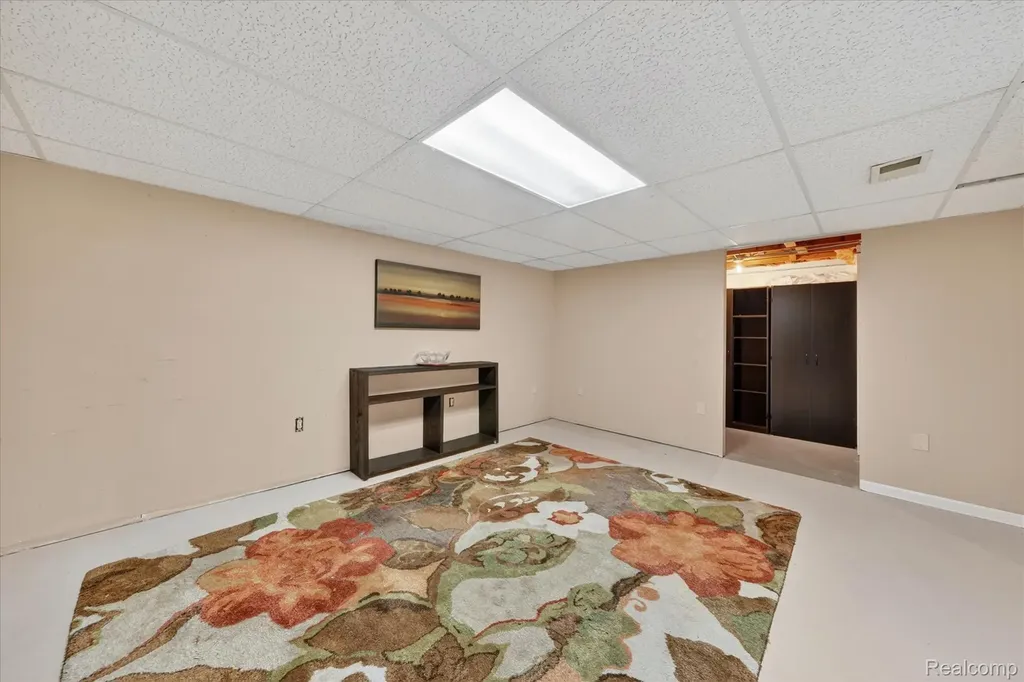 29146 Palomino Drive Warren City MI 48093