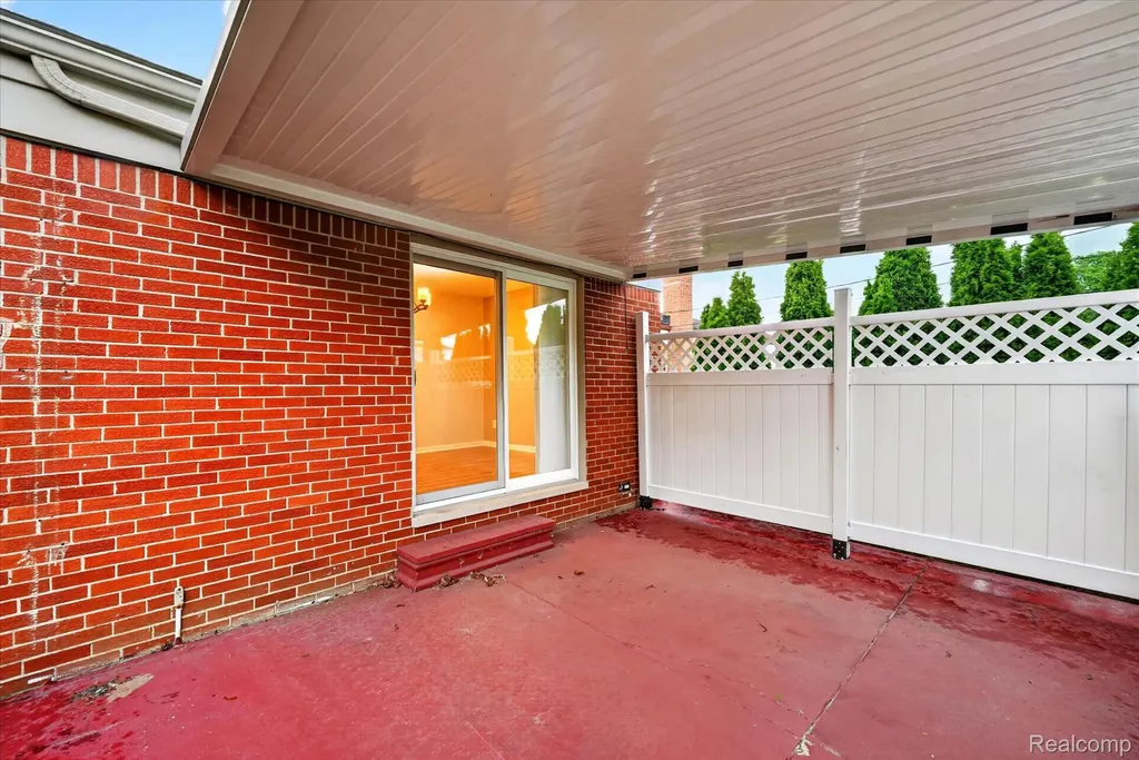 29146 Palomino Drive Warren City MI 48093