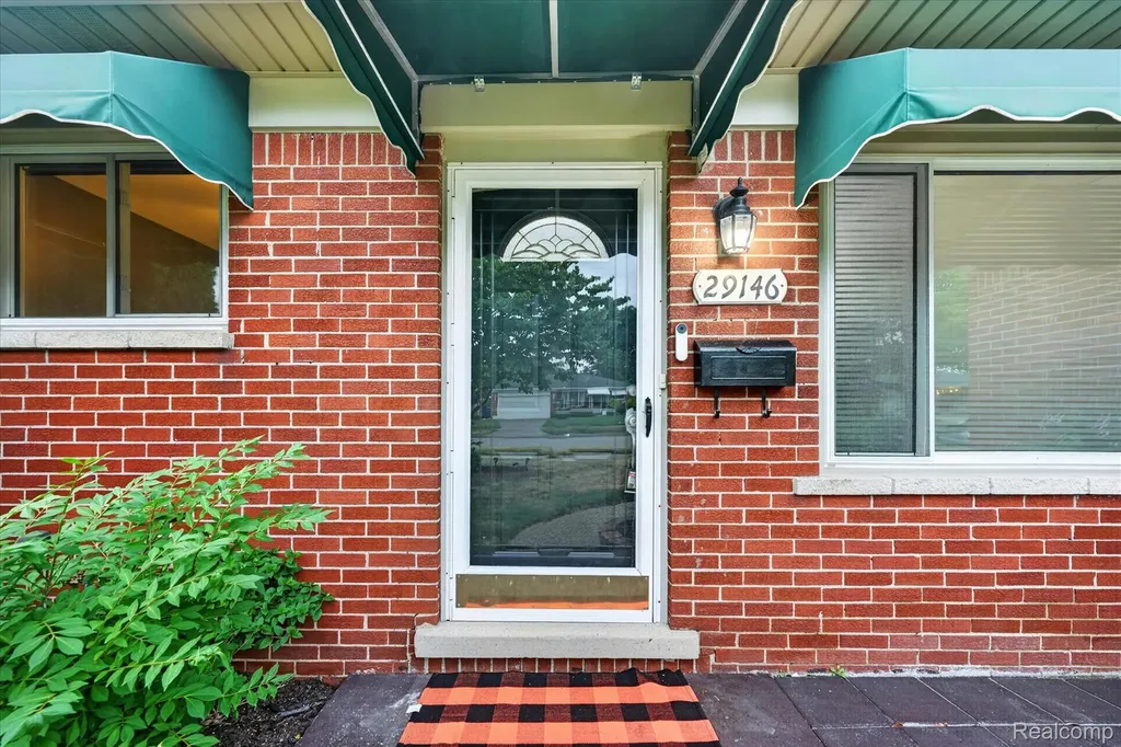 29146 Palomino Drive Warren City MI 48093