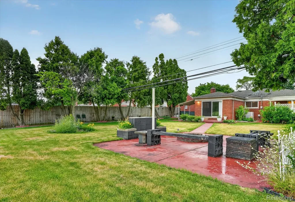 29146 Palomino Drive Warren City MI 48093