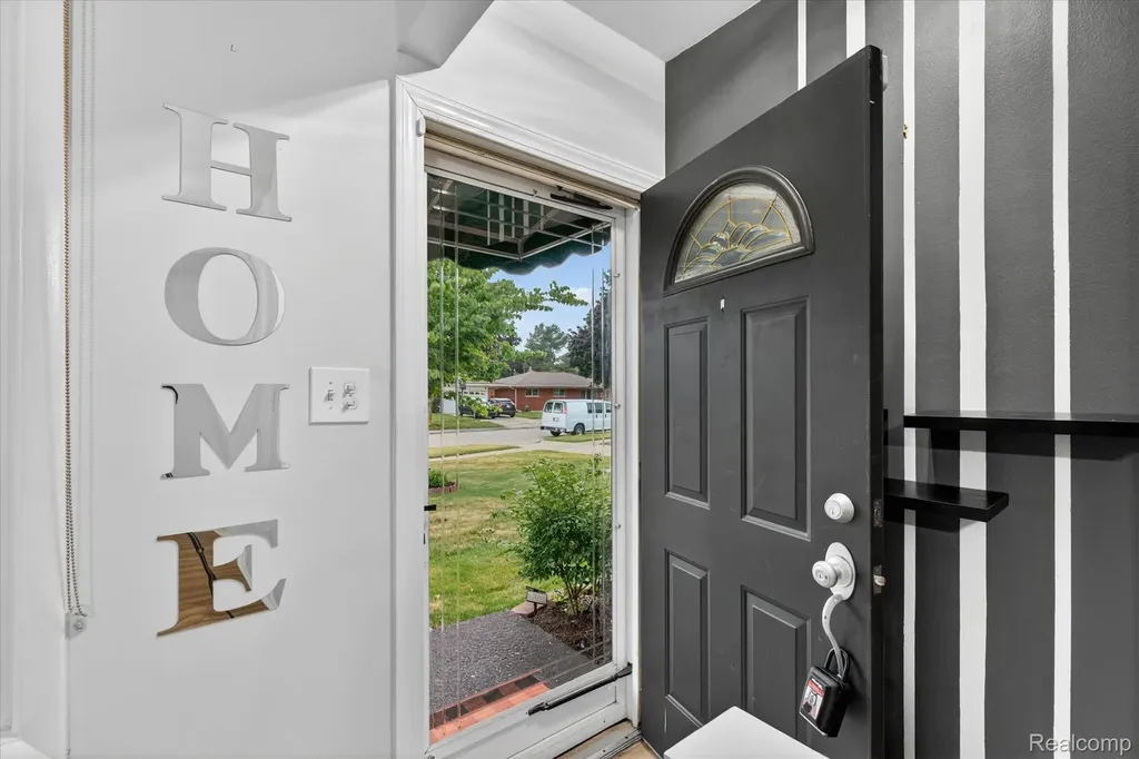 29146 Palomino Drive Warren City MI 48093