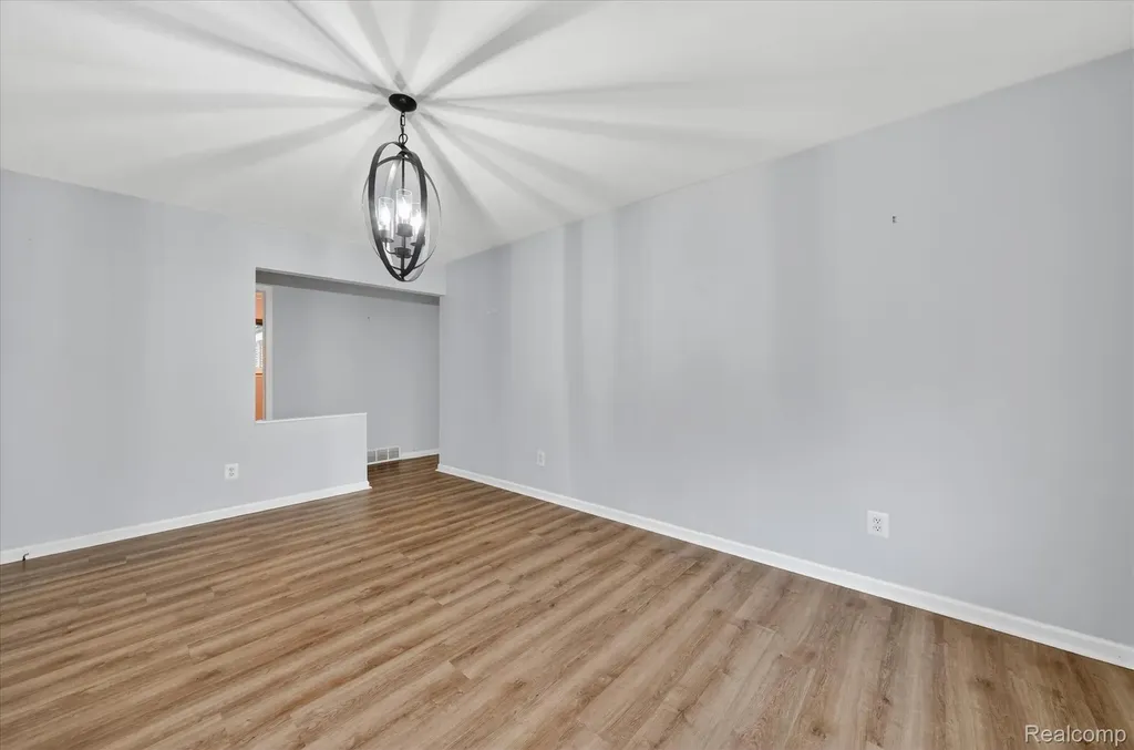 29146 Palomino Drive Warren City MI 48093