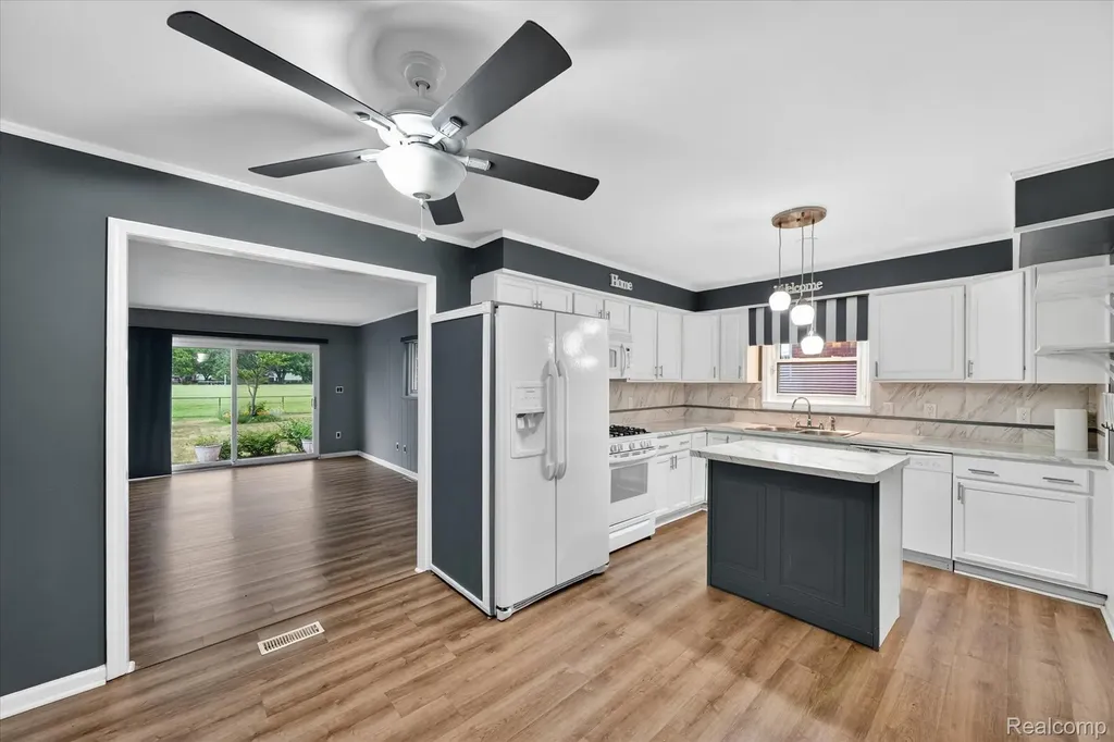 29146 Palomino Drive Warren City MI 48093