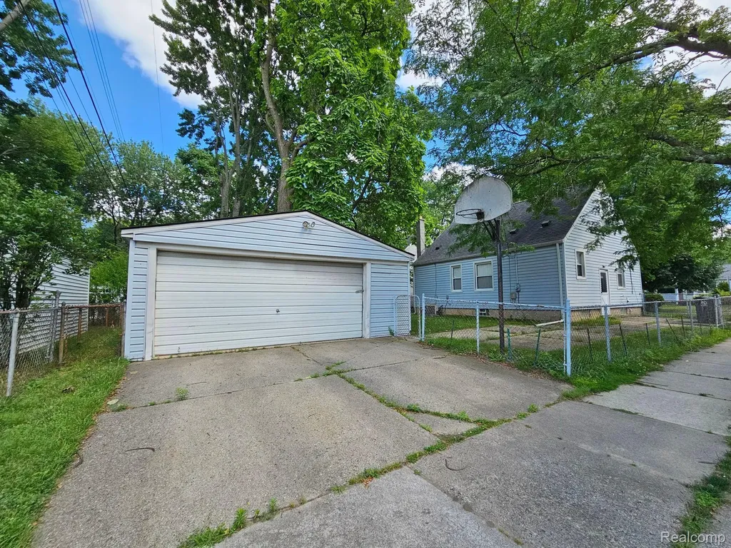 2001 Dallas Avenue Royal Oak City MI 48067