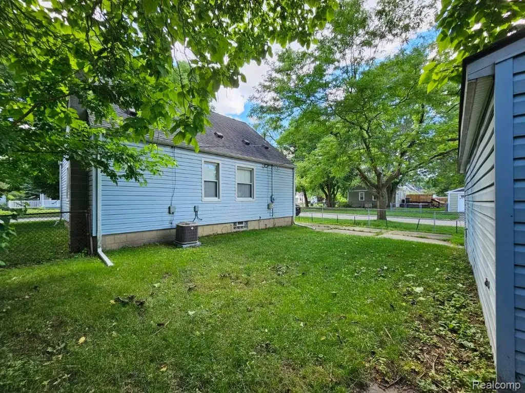 2001 Dallas Avenue Royal Oak City MI 48067
