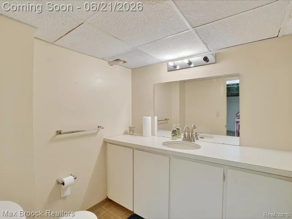26159 Meadowview Drive Farmington Hills City MI 48331