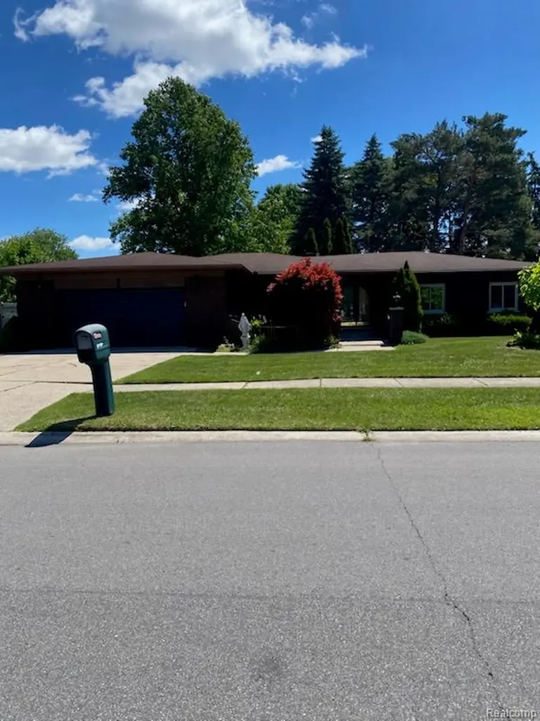 39910 Donahue Drive Clinton Charter Township MI 48038