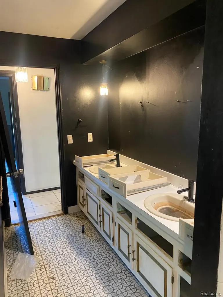 39910 Donahue Drive Clinton Charter Township MI 48038