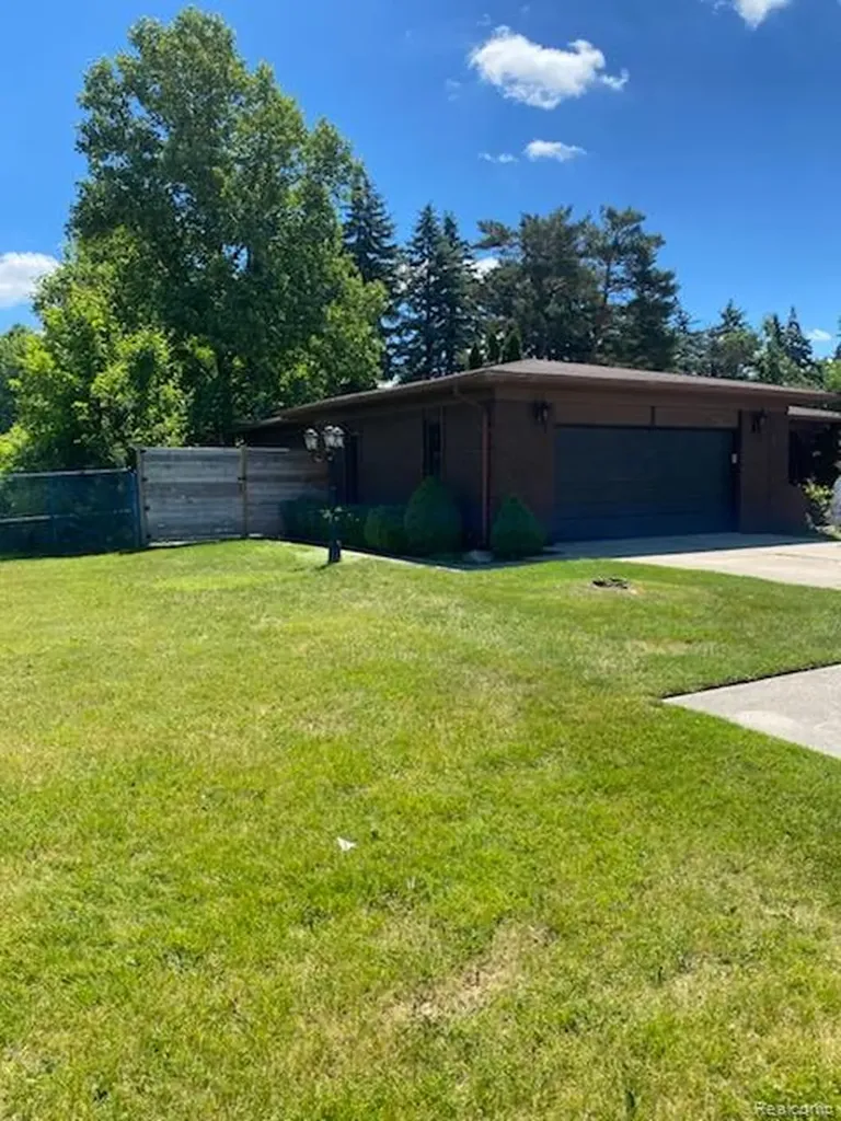 39910 Donahue Drive Clinton Charter Township MI 48038