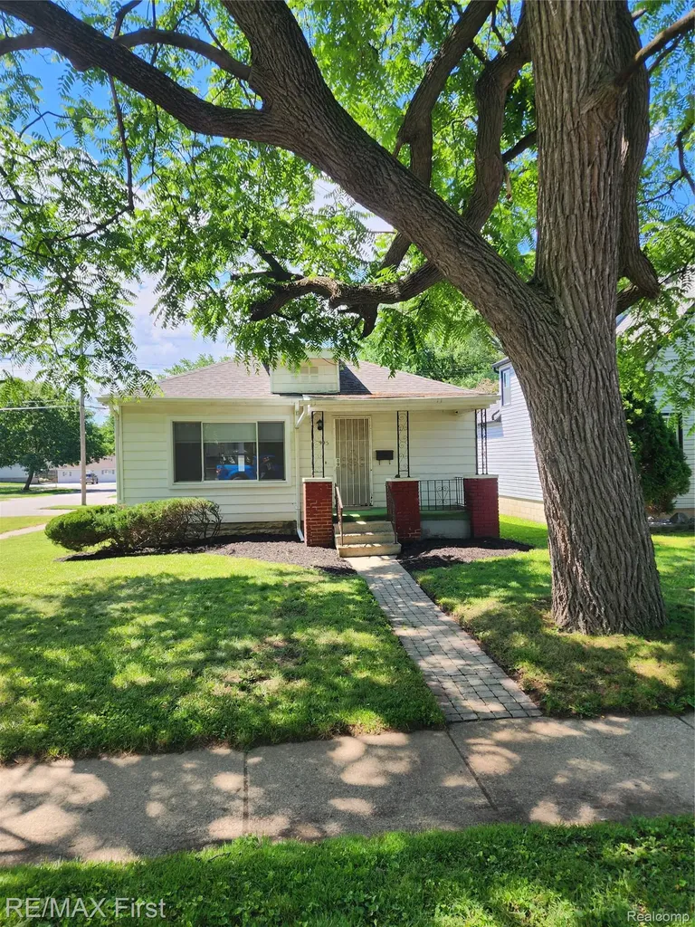 995 Lakeview Street Waterford Charter Township MI 48328