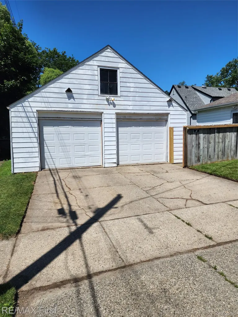995 Lakeview Street Waterford Charter Township MI 48328
