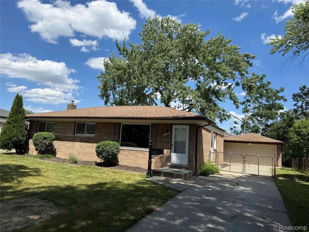 32246 Oakview Drive Warren City MI 48092