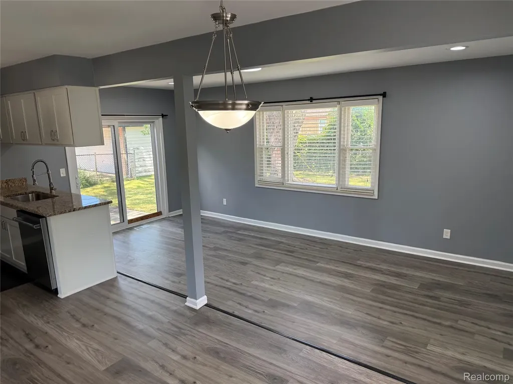 32246 Oakview Drive Warren City MI 48092