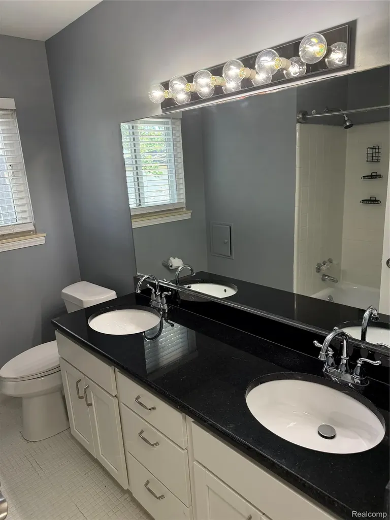 32246 Oakview Drive Warren City MI 48092
