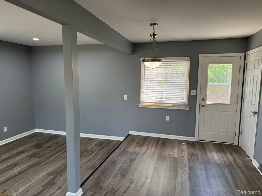 32246 Oakview Drive Warren City MI 48092