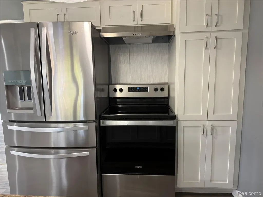 32246 Oakview Drive Warren City MI 48092
