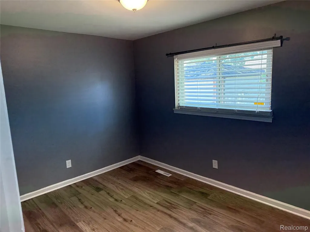 32246 Oakview Drive Warren City MI 48092