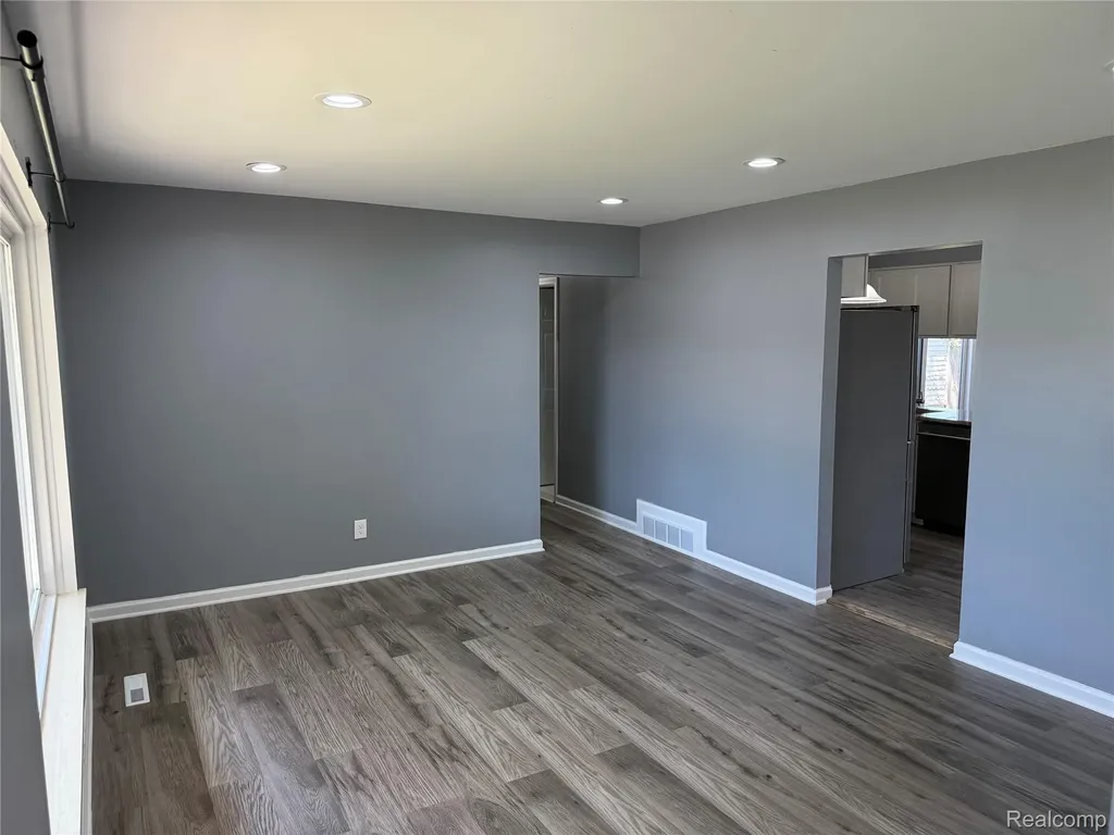 32246 Oakview Drive Warren City MI 48092
