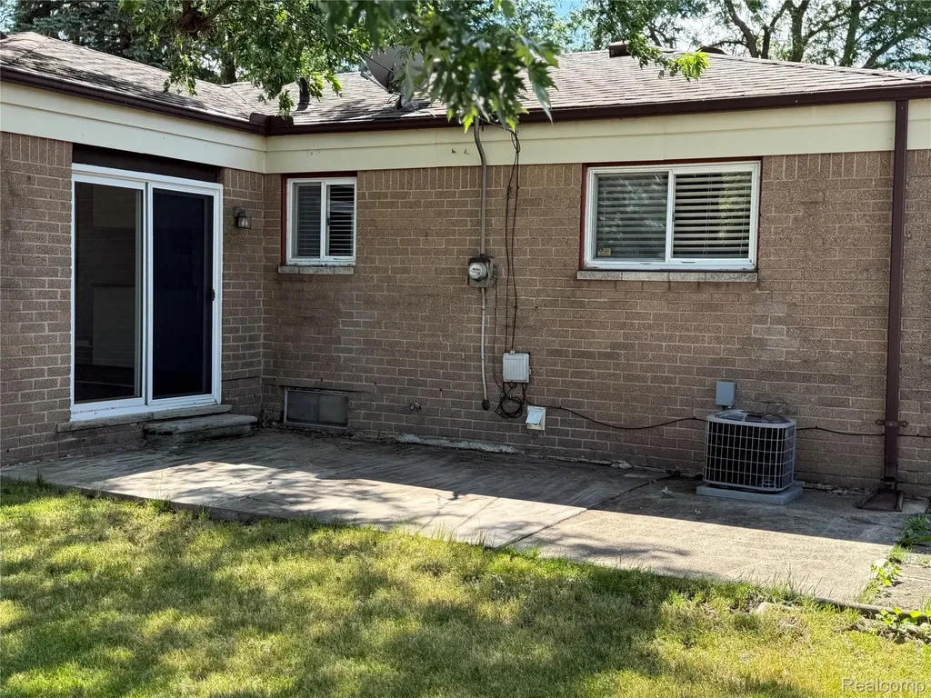 32246 Oakview Drive Warren City MI 48092