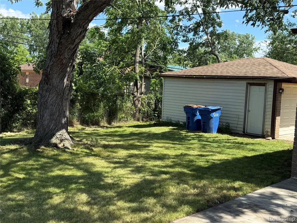 32246 Oakview Drive Warren City MI 48092