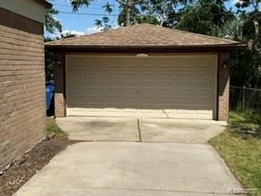 32246 Oakview Drive Warren City MI 48092