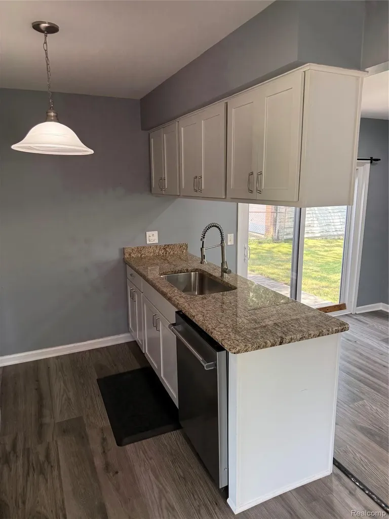 32246 Oakview Drive Warren City MI 48092