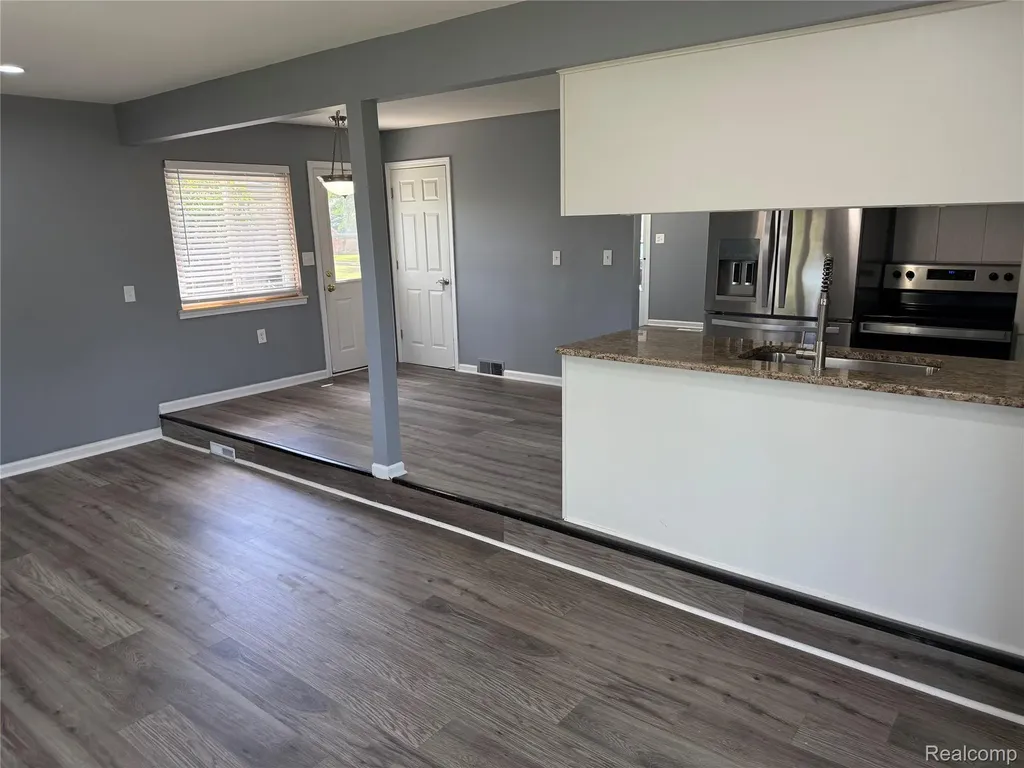 32246 Oakview Drive Warren City MI 48092