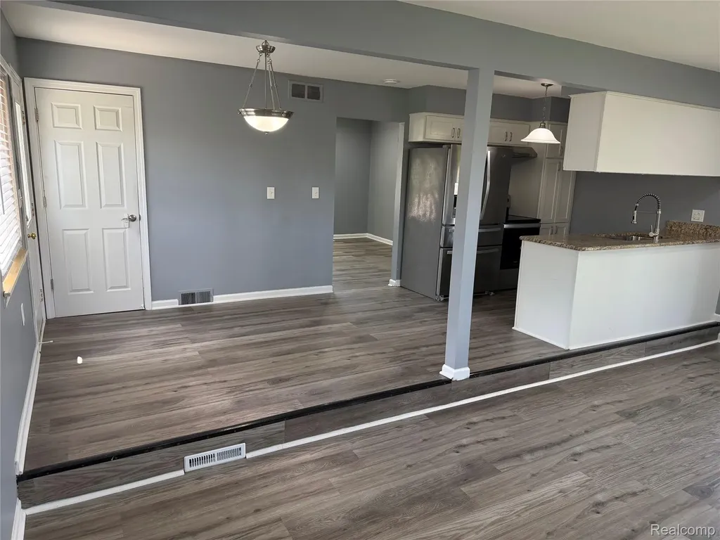 32246 Oakview Drive Warren City MI 48092