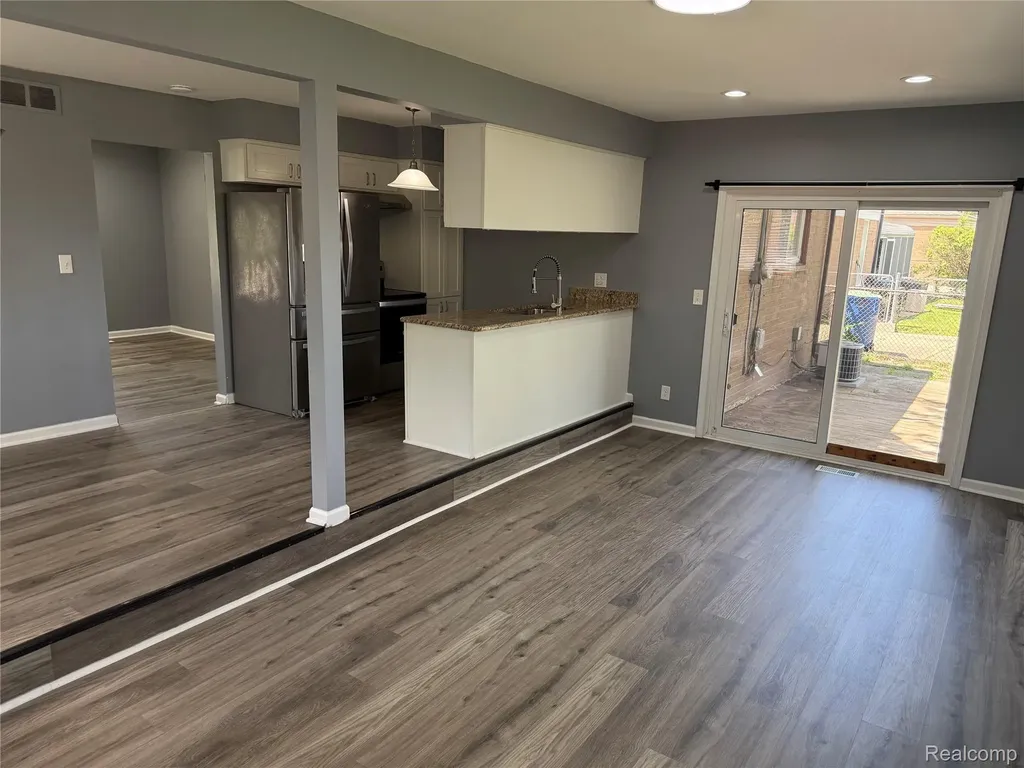 32246 Oakview Drive Warren City MI 48092