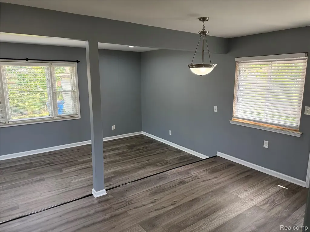 32246 Oakview Drive Warren City MI 48092