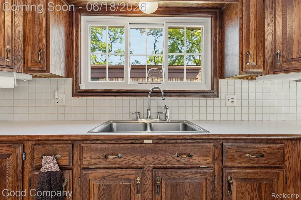 32848 Rugby Drive Warren City MI 48088