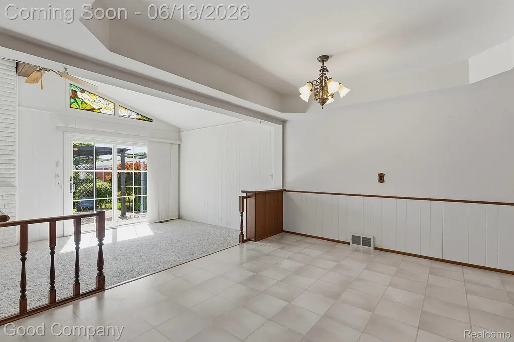 32848 Rugby Drive Warren City MI 48088