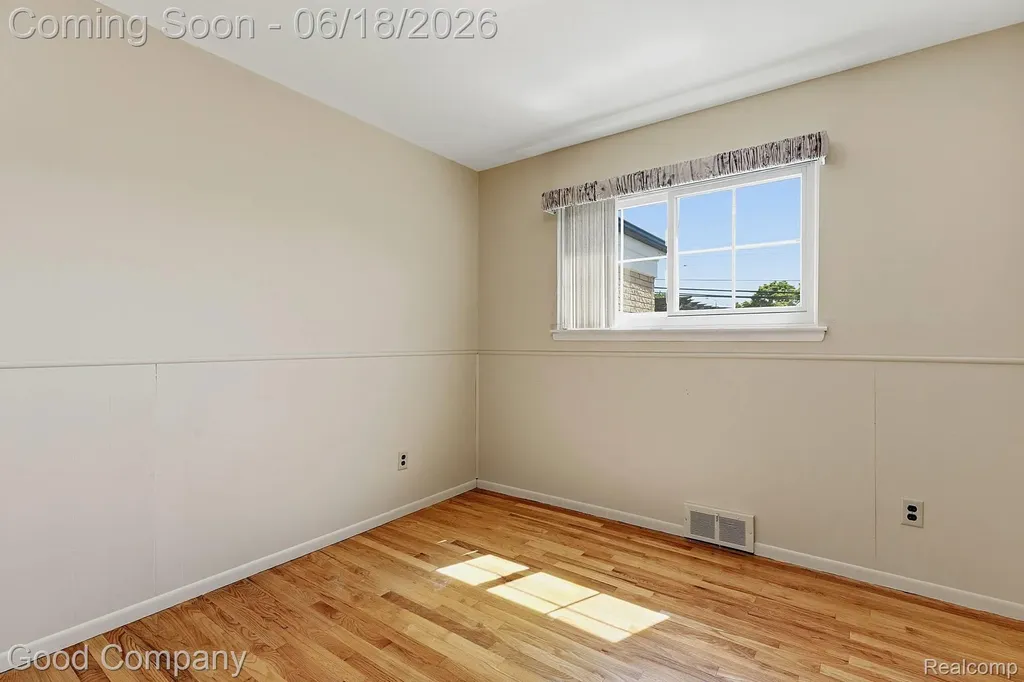 32848 Rugby Drive Warren City MI 48088