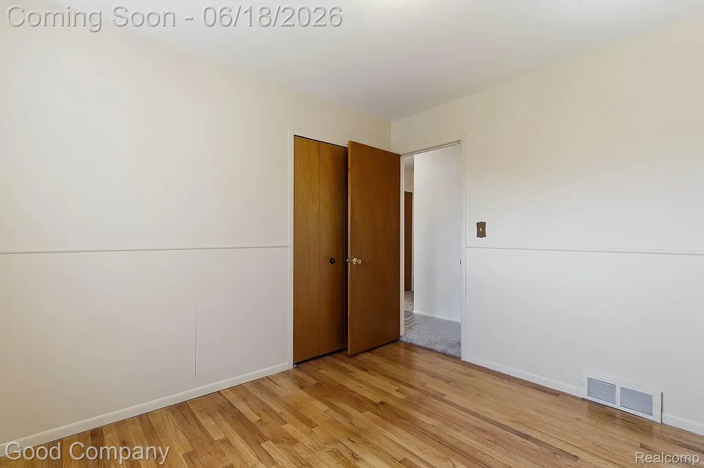32848 Rugby Drive Warren City MI 48088