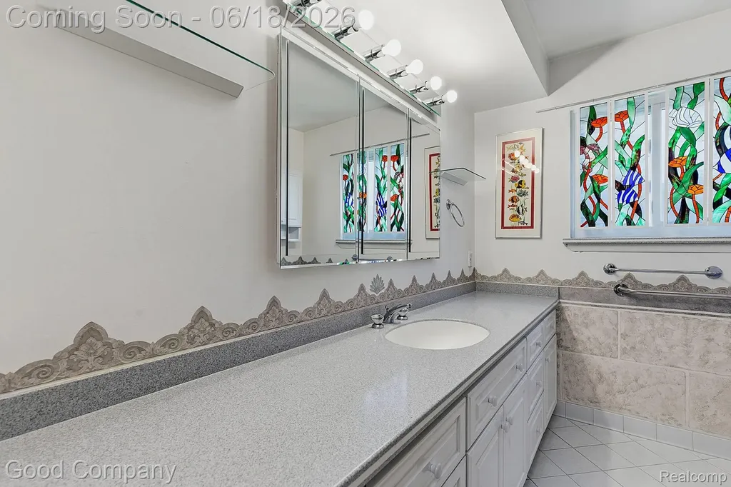 32848 Rugby Drive Warren City MI 48088