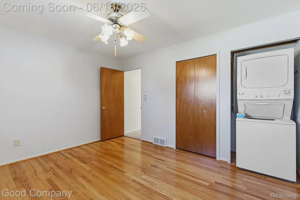 32848 Rugby Drive Warren City MI 48088