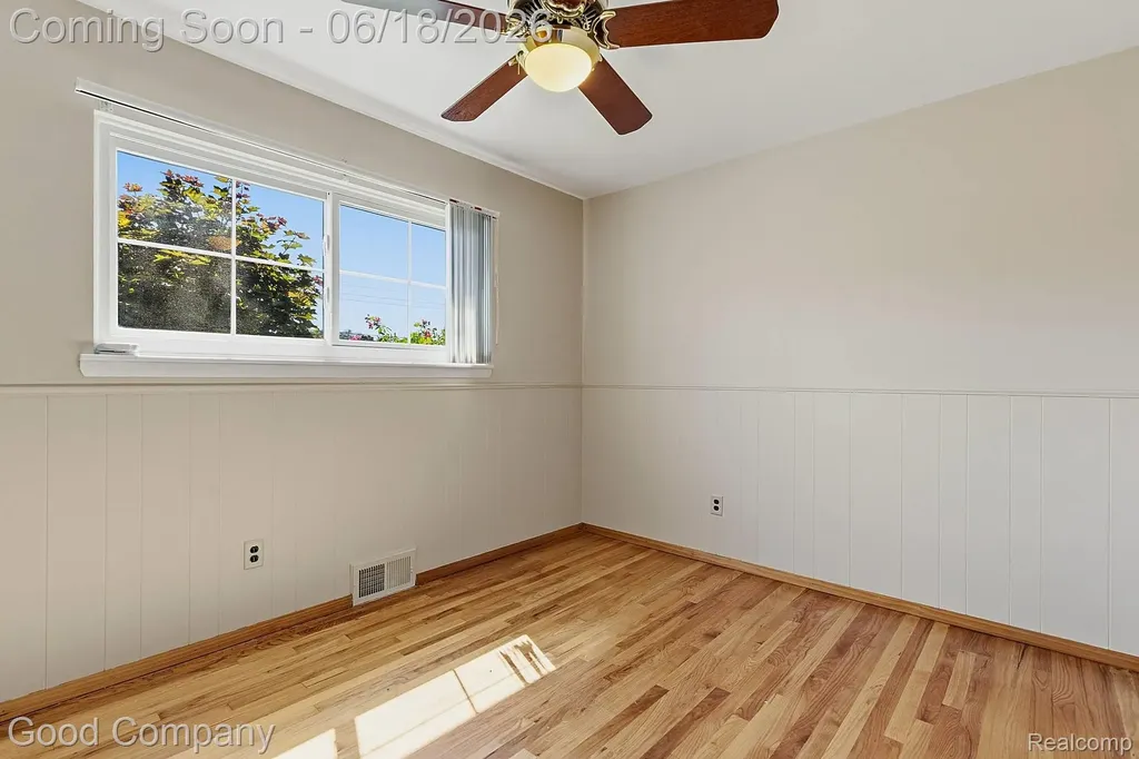 32848 Rugby Drive Warren City MI 48088