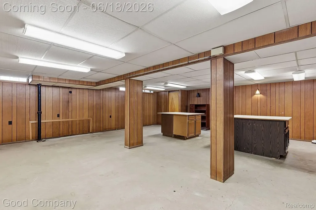 32848 Rugby Drive Warren City MI 48088