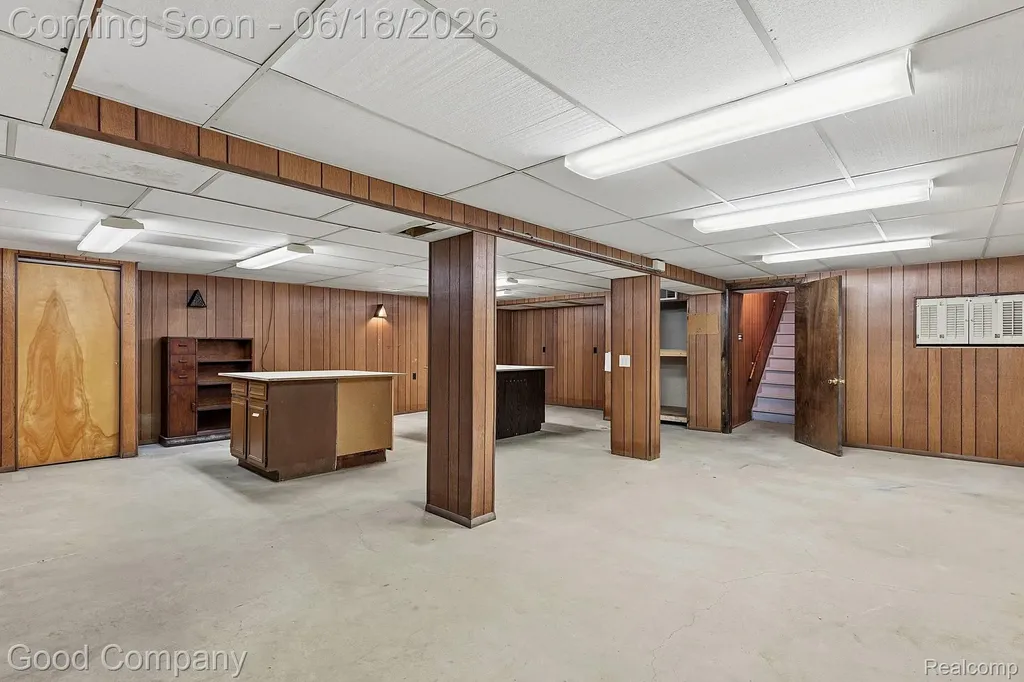 32848 Rugby Drive Warren City MI 48088