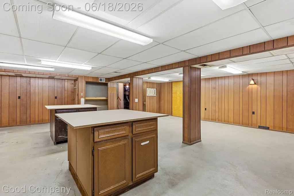 32848 Rugby Drive Warren City MI 48088