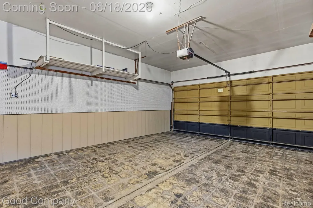 32848 Rugby Drive Warren City MI 48088