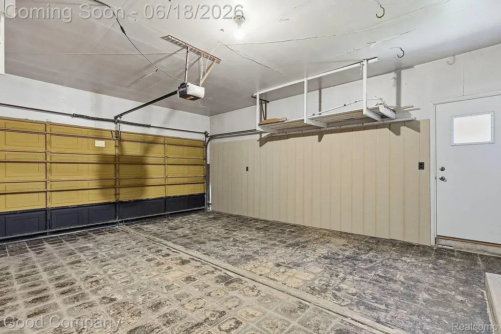 32848 Rugby Drive Warren City MI 48088