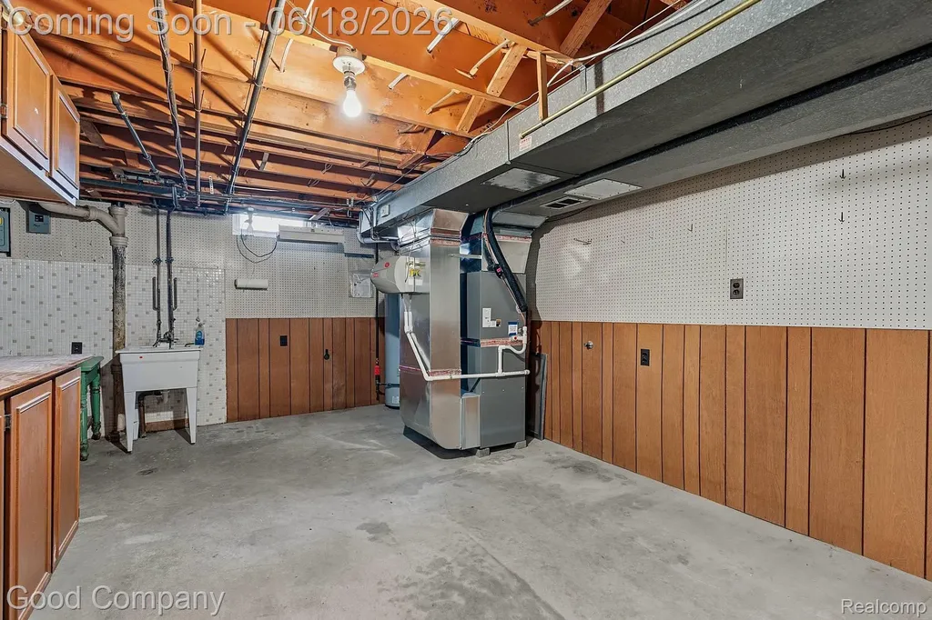 32848 Rugby Drive Warren City MI 48088