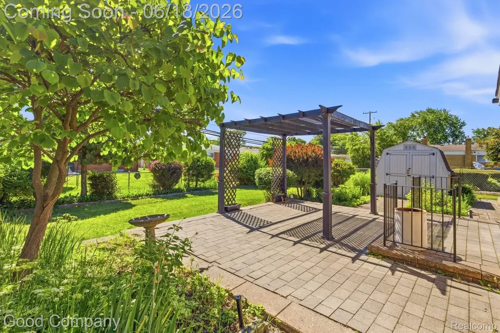 32848 Rugby Drive Warren City MI 48088
