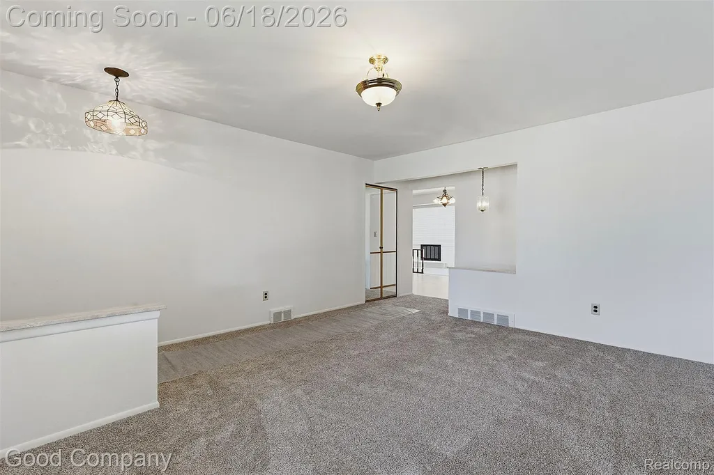 32848 Rugby Drive Warren City MI 48088
